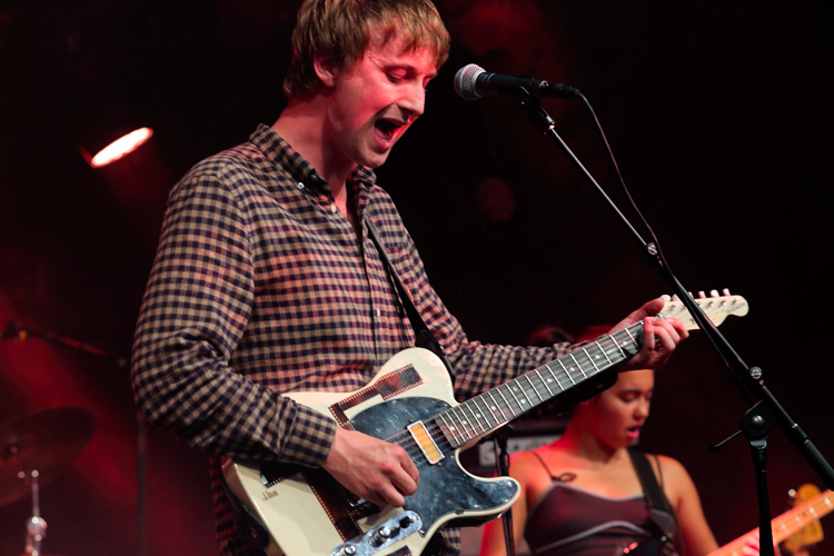 Dove Ellis speelt gitaar @ Tolhuistuin