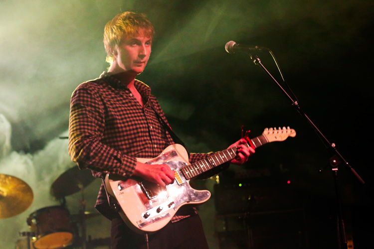 Dove Ellis speelt gitaar en kijkt de zaal in Paradiso @ Tolhuistuin Amsterdam