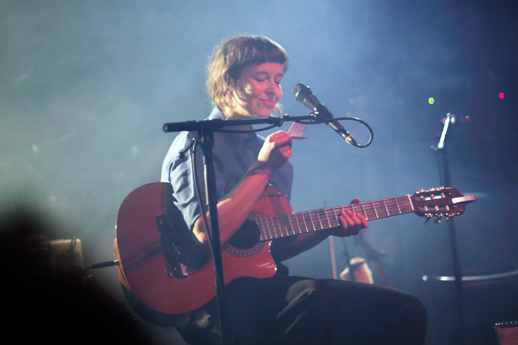 luwten leest haar kleine setlist zittend met gitaar op schoot