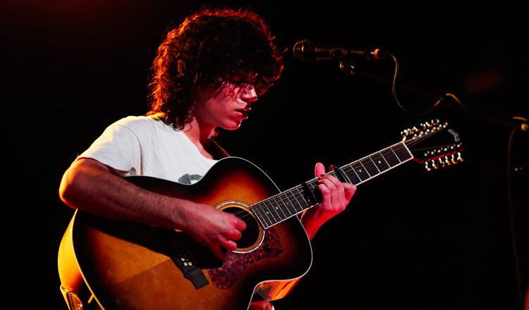 Jacob Alon speelt geconcentreerd gitaar