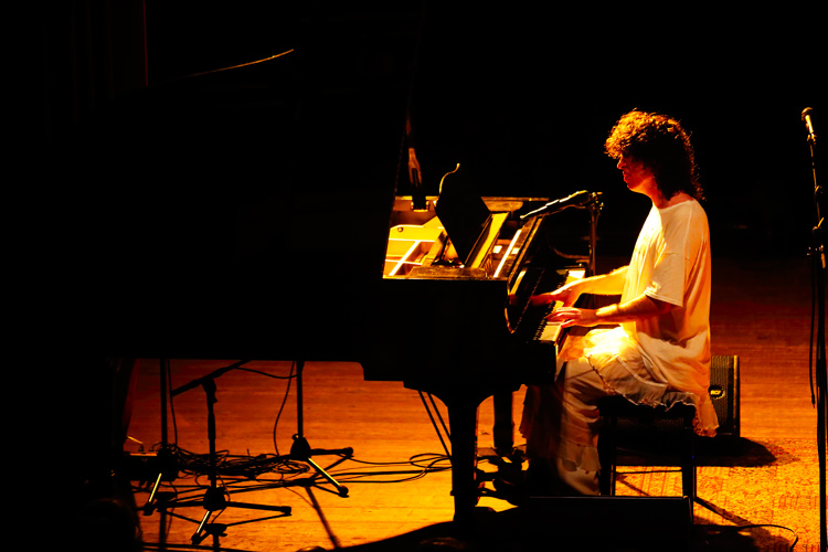 Jacob Alon speelt piano in het Zonnehuis