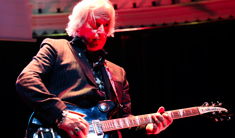 Peter Buck speelt gitaar en kijkt omhoog in de band Drink the sea