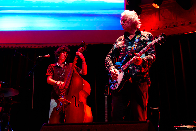 Peter Buck op gitaar en bassist June Butler van Drink the Sea bij hun optreden in Paradiso